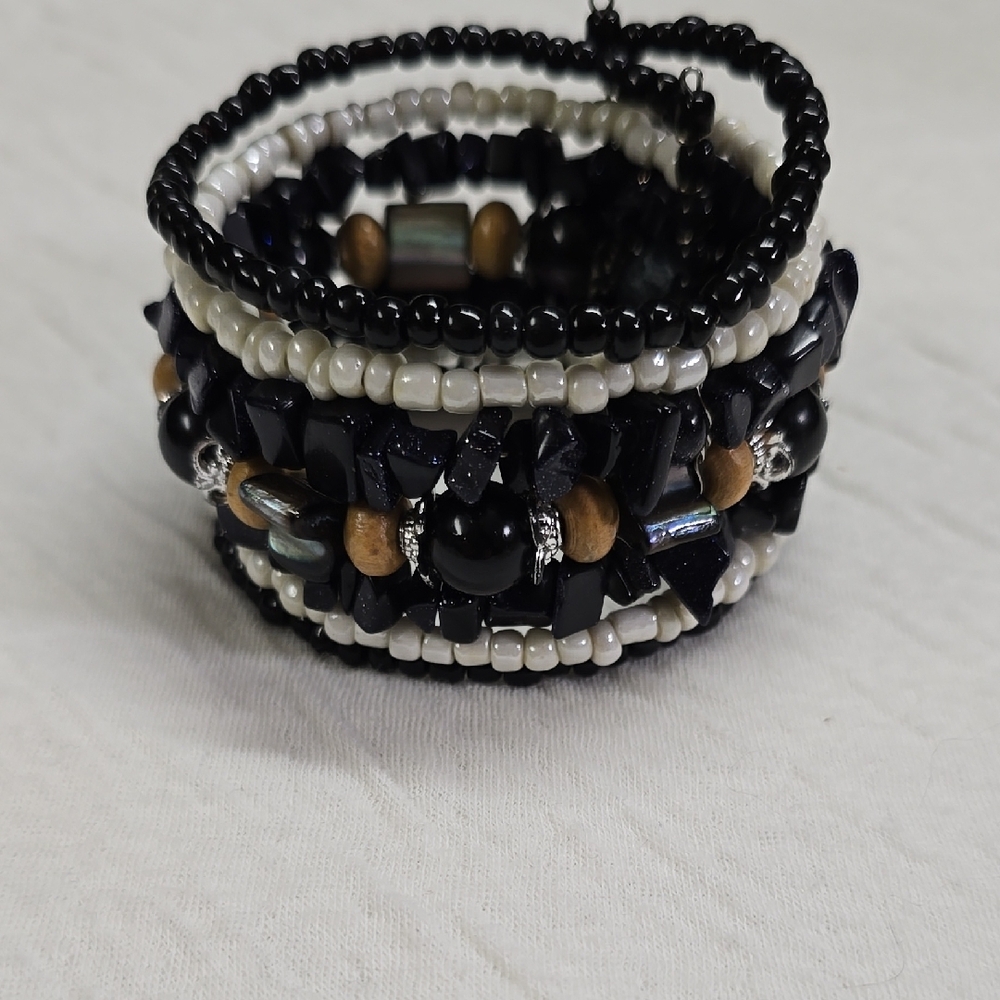 🔸️5/$25🔸️Hand Crafted Black and White Beaded Bracelet